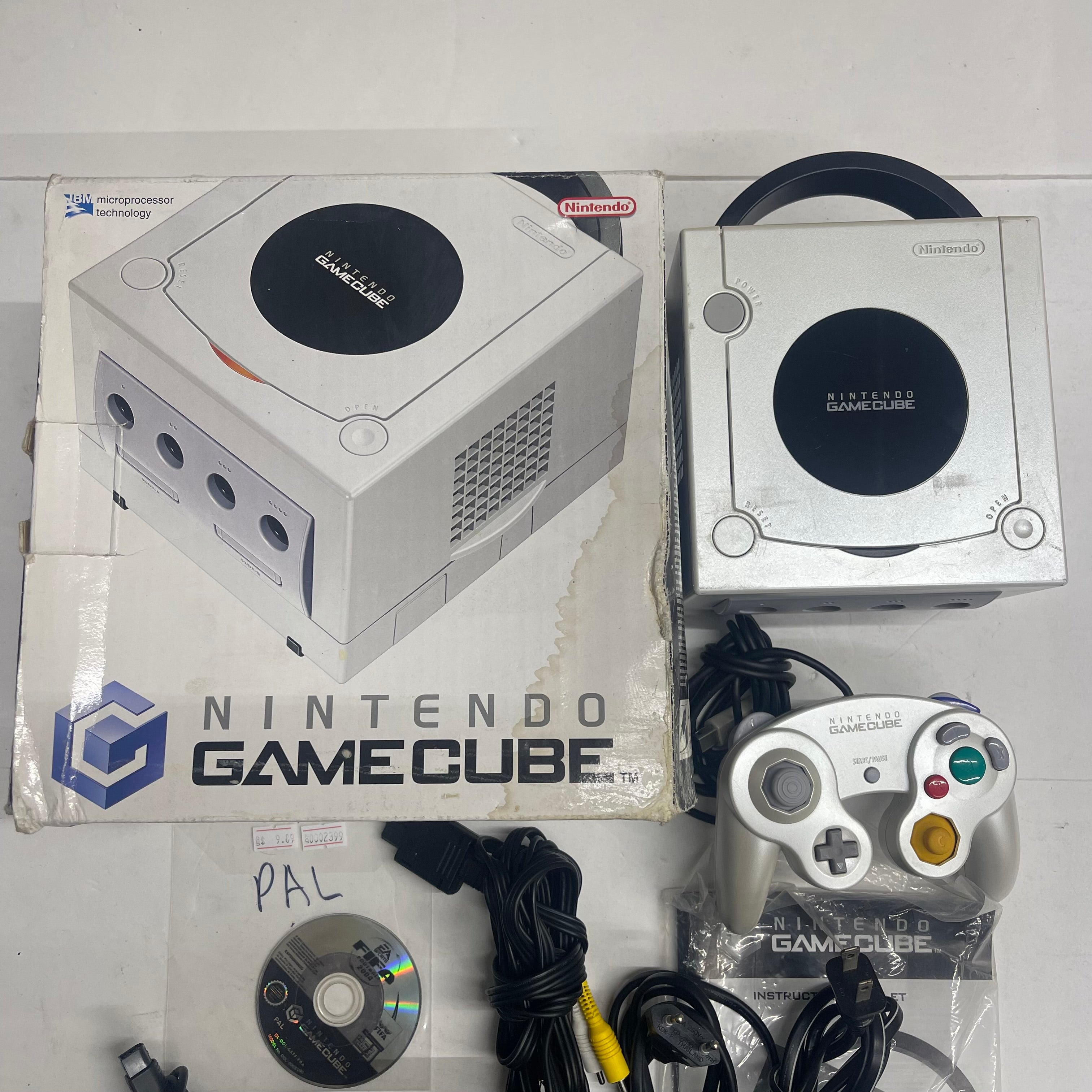 Gamecube system good complete in box